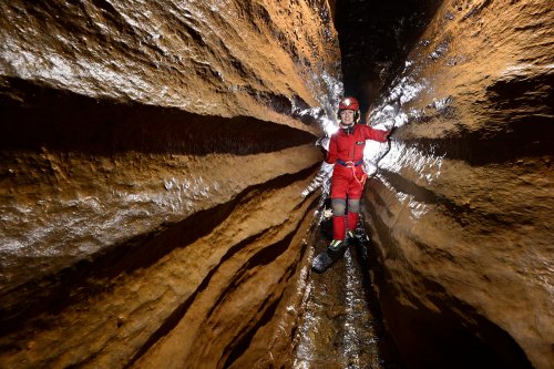 Grotte de la Cabane de Saint-Paul des Fonts (Aveyron) - Spéléo dans un méandre avec strates calcaires (format horizontal)(SP-23-1555)